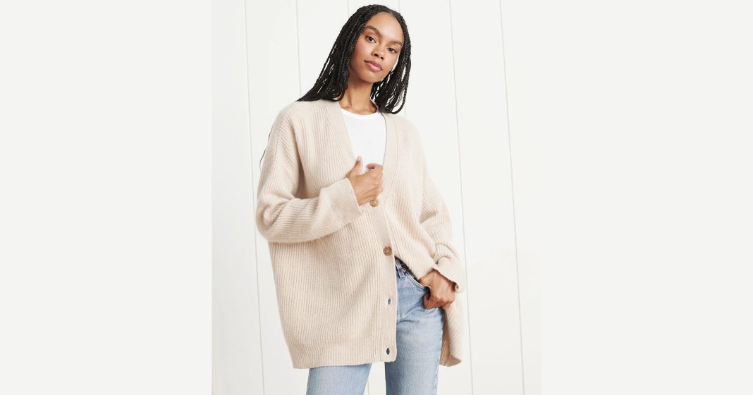 the-16-best-cashmere-sweaters-for-channeling-nancy-meyers’-movie-energy