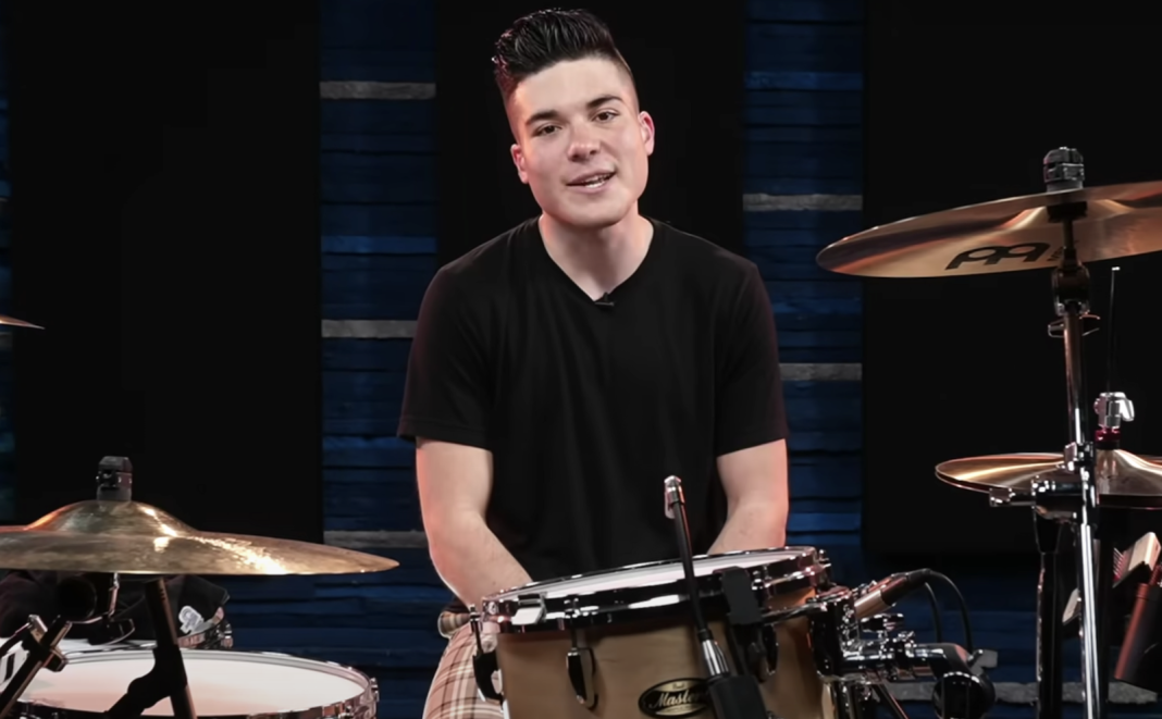 watch:-suicidal-tendencies’-drummer-tries-to-learn-avenged-sevenfold’s-“nobody”-as-fast-as-possible
