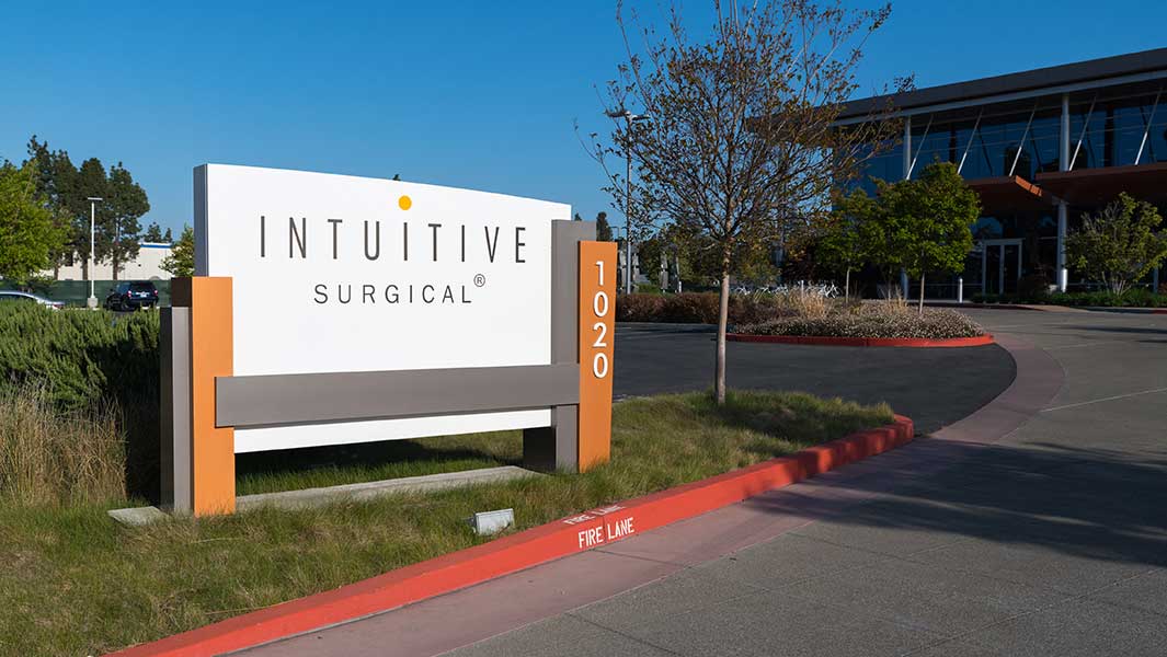 intuitive-surgical-crumbles-on-a-key-lagging-metric,-despite-beating-views