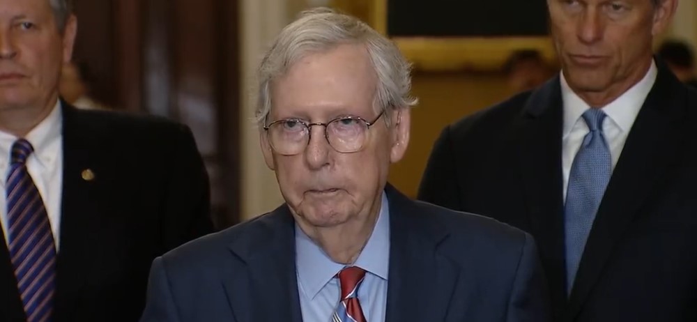 mitch-mcconnell-appears-to-freeze-up-and-go-unresponsive-again